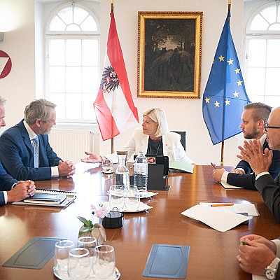 Robert Schönfeld a Milan Šlapák se ve Vídni setkali s rakouskou ministryní obrany